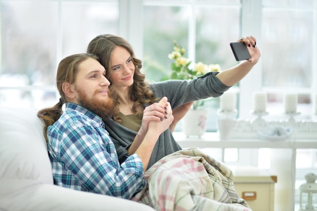 Par jovem, levando, selfie