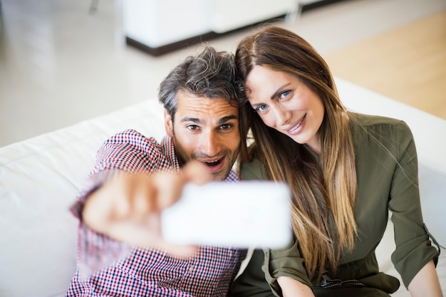 Par jovem, levando, selfie