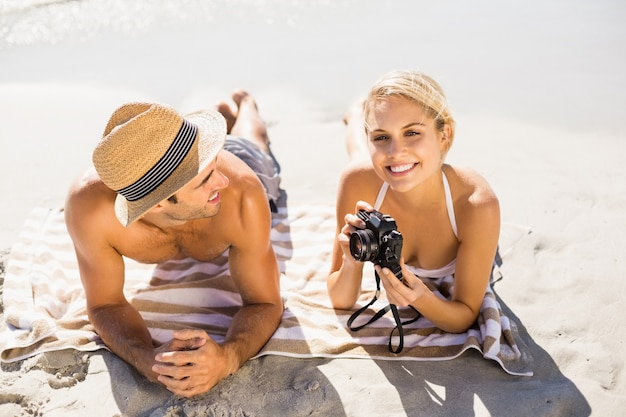 Par jovem, mentindo praia