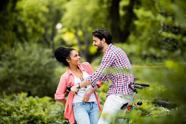 Par jovem, montando, ligado, a, bicicleta tandem