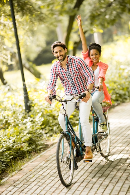 Par jovem, montando, ligado, a, bicicleta