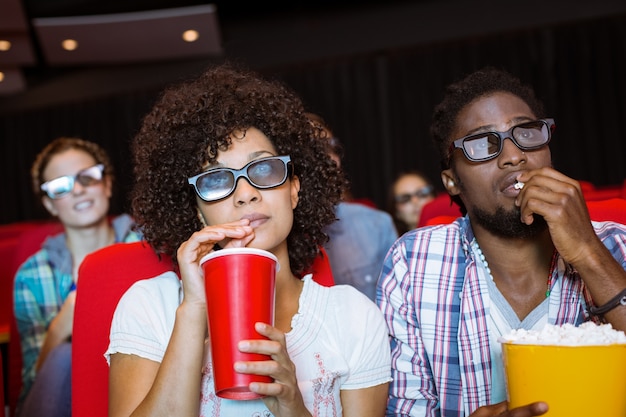 Par jovem, observar um filme 3d