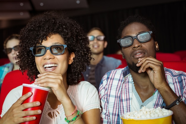 Par jovem, observar um filme 3d