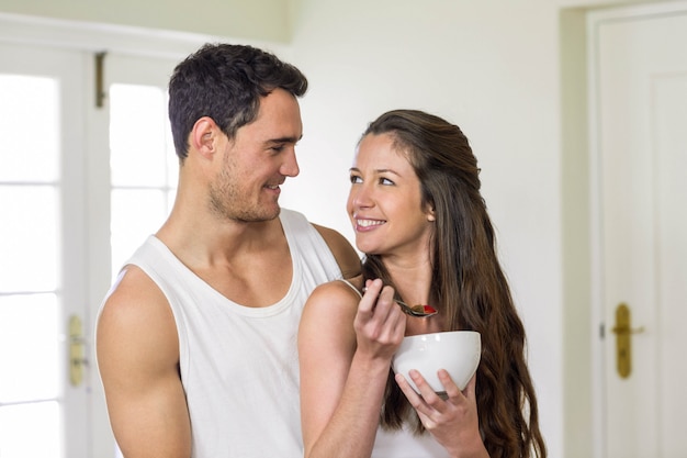 Par jovem, sorrindo, enquanto, café manhã, junto, em, cozinha