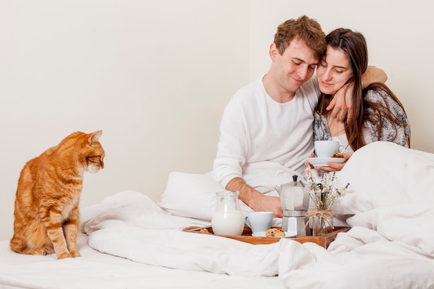 Par jovem, tendo, café manhã cama