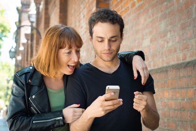 Par jovem, usando, aplicação, ligado, smartphone