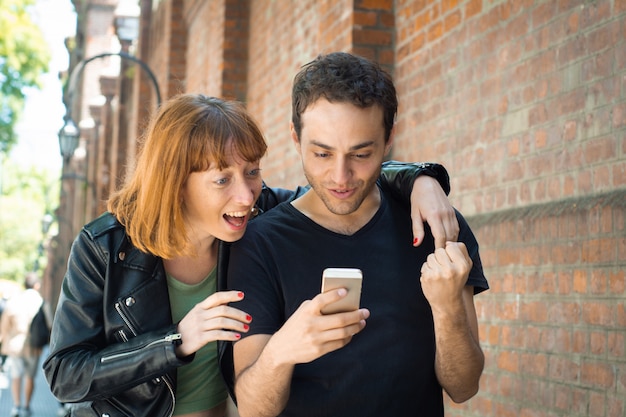 Par jovem, usando, aplicação, ligado, smartphone