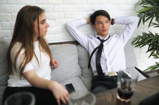 Un par de jóvenes hablando en la mesa de la oficina.