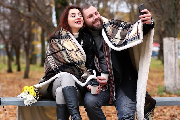 Un par de jóvenes se reúnen en otoño en el parque.