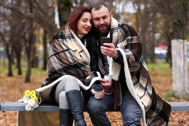 Un par de jóvenes se reúnen en otoño en el parque.