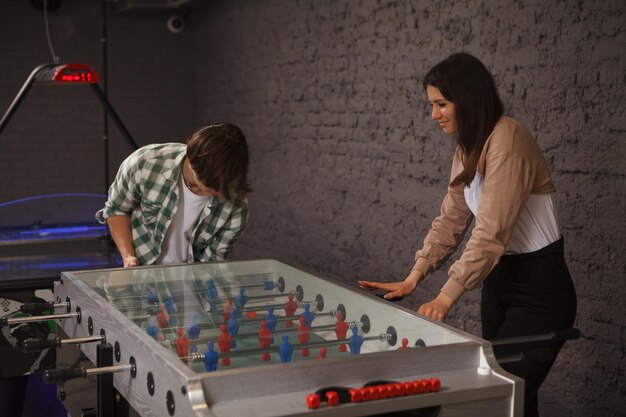 Par jugar al futbolín en la sala de ocio