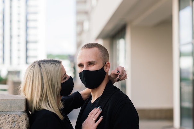 Par llevar máscaras protectoras al aire libre