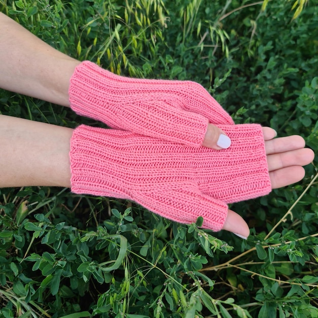 Foto un par de manos con guantes rosas.