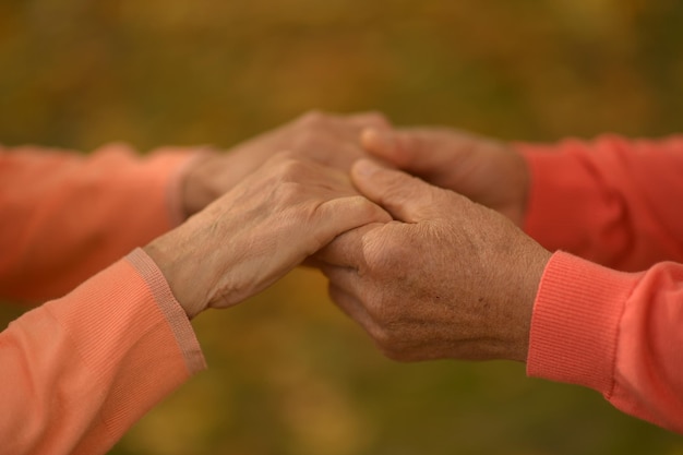 Par de manos juntas en primer plano de fondo