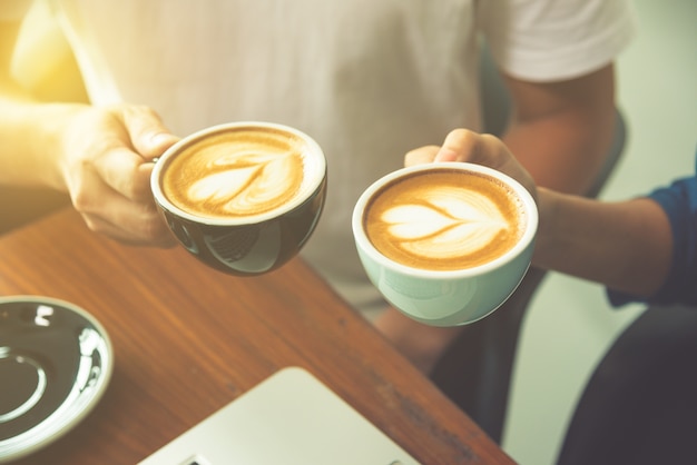 Par, mãos, segurando, copo café, com, latte art