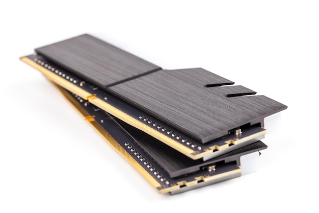 Foto un par de módulos de memoria ram ddr4 dimm pc con elegantes disipadores de calor negros aislados en blanco con enfoque selectivo