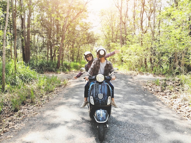 Par, montando, seu, scooter, através, forest. conceito de idéia de estilo de vida