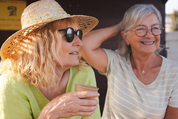 Un par de mujeres mayores y de mediana edad hablando juntas al aire libre