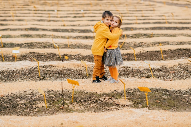 Un par de niños posando en el campo.