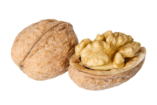 Par de nueces en la superficie blanca de cerca