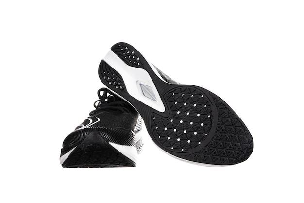 Par de nuevas zapatillas o zapatillas deportivas negras sin marca aisladas en fondo blanco con trazado de recorte