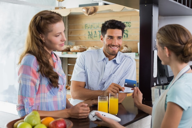 Par, pagando, conta, em, café, loja, usando, conta cartão