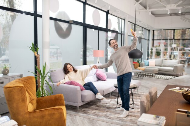 Foto par pasar buen rato haciendo selfie en salón de muebles