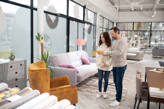 Par pasar su tiempo en el salón de muebles