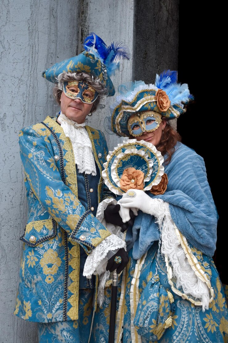 Un par de personas disfrazadas para el Carnaval de Venecia