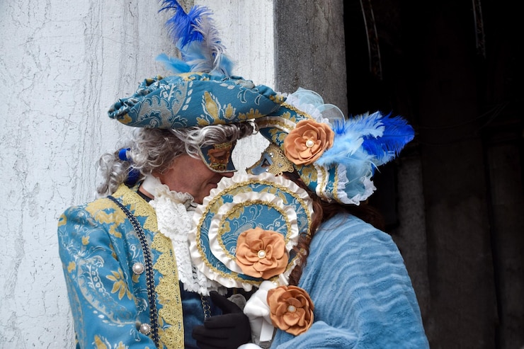 Un par de personas disfrazadas para el Carnaval de Venecia