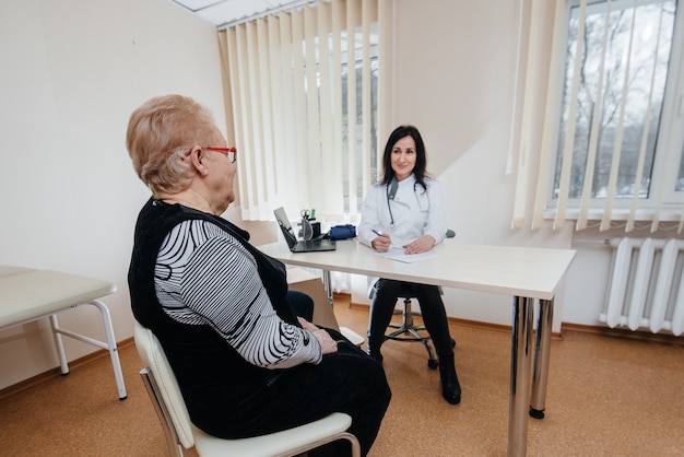 Un par de personas mayores en una cita médica personal en un centro médico. Medicina y salud