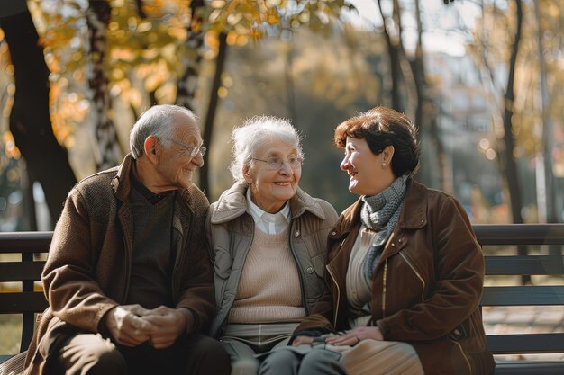 Un par de personas que están sentadas en un banco