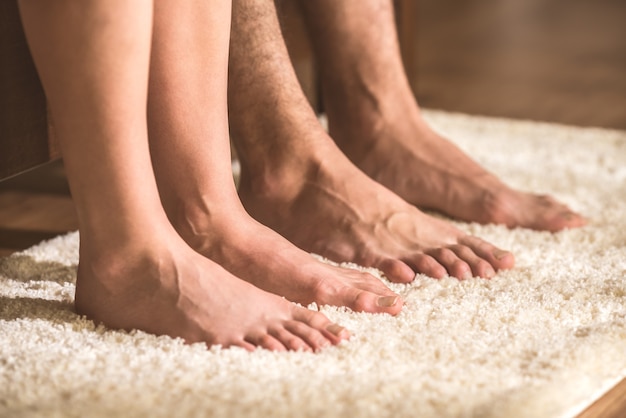 El par de piernas en la alfombra