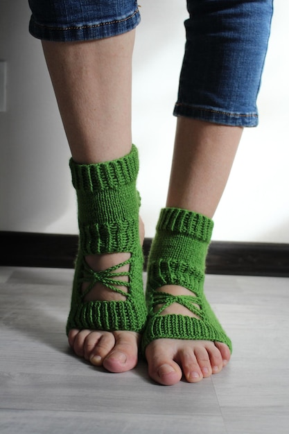 Un par de pies con calcetines verdes.