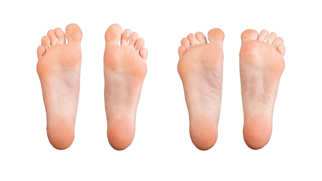 Par de pies descalzos Posa relajada y simétrica que muestra suelas lisas y dedos de los pies haciendo hincapié en lo natural