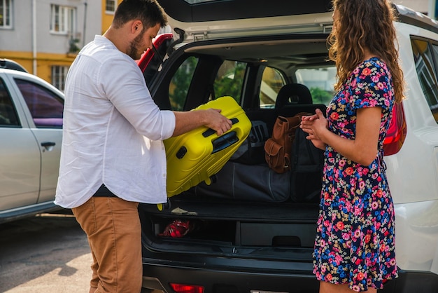 Par poner bolsas en el maletero del coche. concepto de viaje por carretera