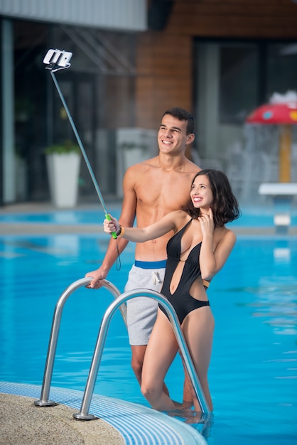 par posando contra piscina