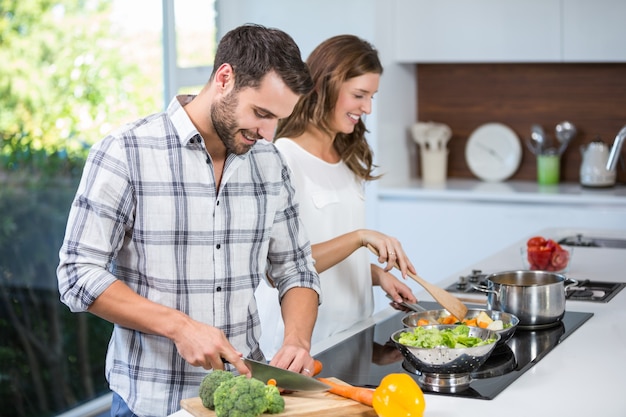 Par preparar comida en el mostrador de la cocina