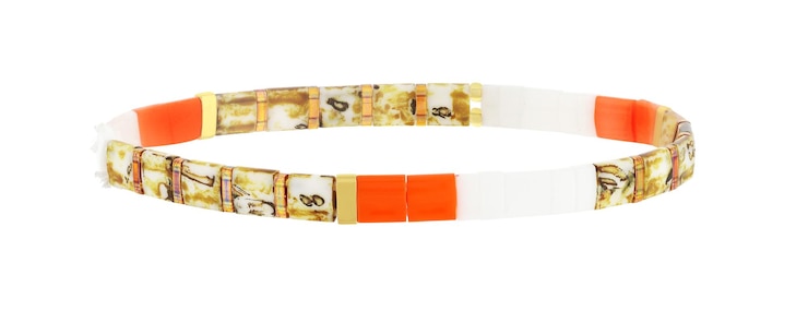 Foto un par de pulseras que son hechas por la compañía
