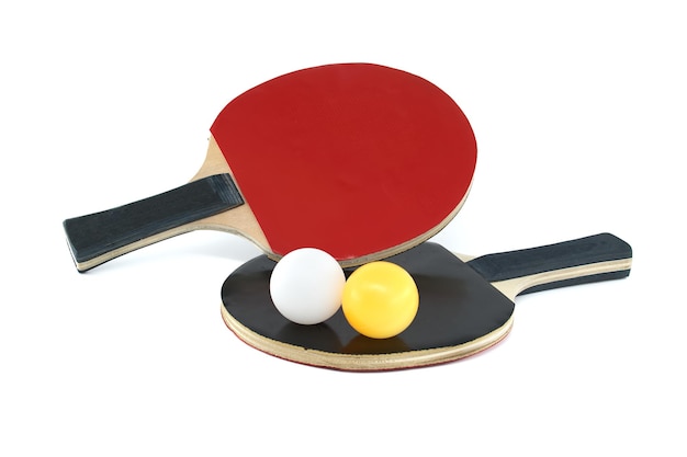 Un par de raquetas de tenis de mesa y una pelota de tenis de tabla aisladas en un equipo de tenis de fondo blanco