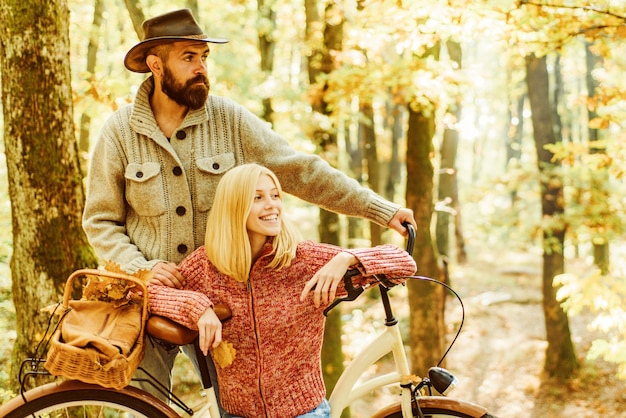 Par relajarse en el bosque de otoño