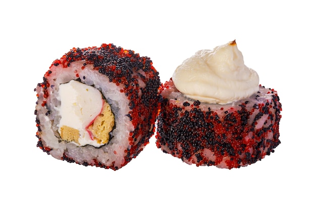 Par de rollos de sushi en el fondo blanco Primer plano de deliciosa comida japonesa con rollo de sushi