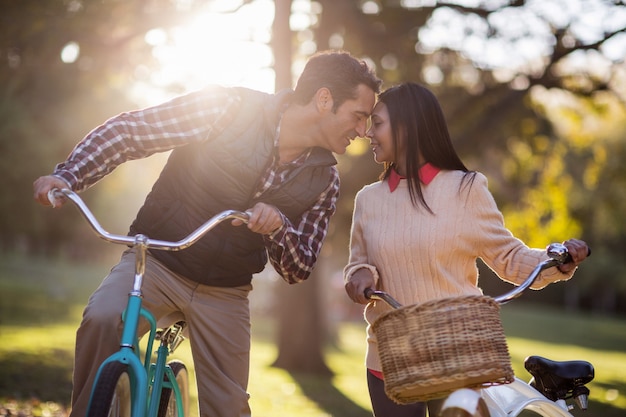 Par romântico com bicicletas no parque