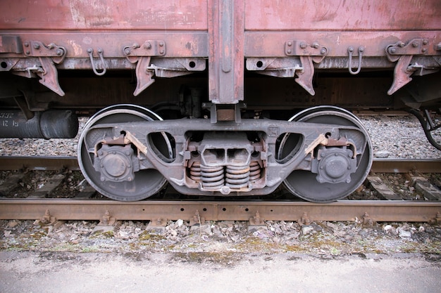 Par de ruedas de tren sobre rieles oxidados.