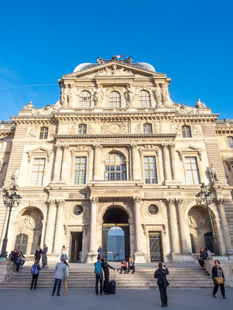 PARÍS 28 DE SEPTIEMBRE Musee de Louvre es un museo de clase mundial ubicado en París Francia fue tomada el 28 de septiembre de 2015