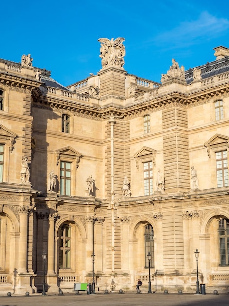 PARÍS 28 DE SEPTIEMBRE Musee de Louvre es un museo de clase mundial ubicado en París Francia fue tomada el 28 de septiembre de 2015