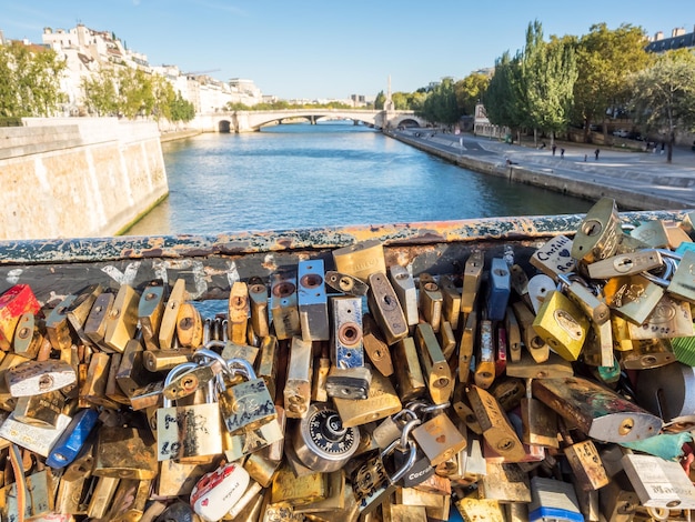 PARÍS 28 DE SEPTIEMBRE Taquillas de amor en el puente Pon des arts que cruza el río Sena en París Francia fue tomada el 28 de septiembre de 2015