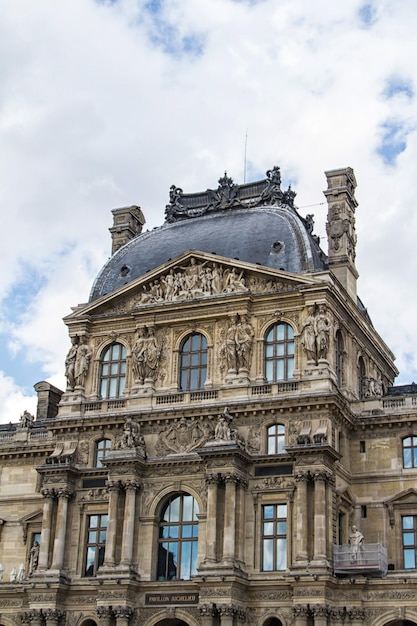 PARÍS 7 DE JUNIO Edificio del Louvre el 7 de junio de 2012 en el Museo del Louvre París Francia Con 85 millones de visitantes anuales, el Louvre es constantemente el museo más visitado del mundo