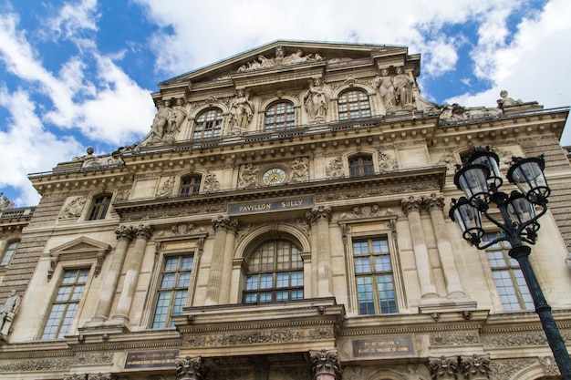 PARÍS 7 DE JUNIO Edificio del Louvre el 7 de junio de 2012 en el Museo del Louvre París Francia Con 85 millones de visitantes anuales, el Louvre es constantemente el museo más visitado del mundo