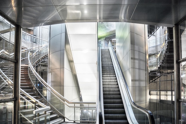 PARÍS FRANCIA 06 DE JULIO DE 2016 Escalera mecánica en el moderno centro de negocios en el distrito de negocios